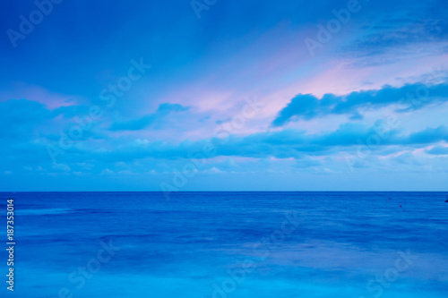 cielo azul y rosa sobre el mar