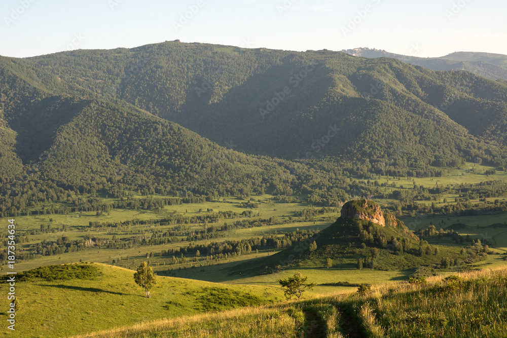 Fototapeta premium Droga gruntowa prowadzi w góry. Hat Mountain.
