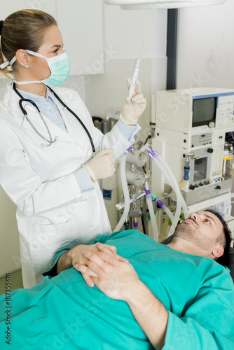 Young female doctor prepari...