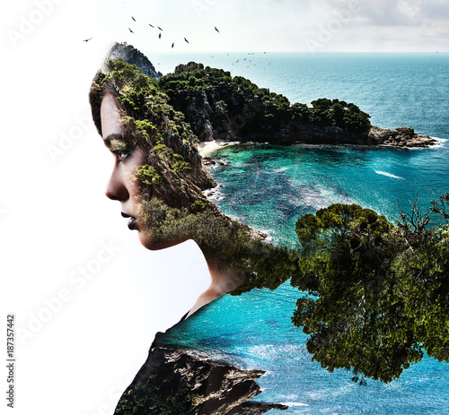 Foto Double exposure. Woman and rocky seaside