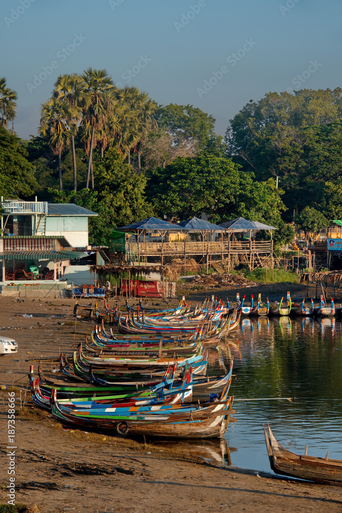 Obraz premium Mandalay. Myanmar. 11/21/2016. Lake Taungthaman. Every morning, dozens of colorful boats float on the lake with the tourists to meet and photograph the amazing sunsets.