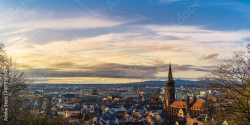 Obraz na płótnie Germany, Baden-Wuerttemberg, Skyline of the City of Freiburg in warm evening sunlight from above extra large panorama w salonie