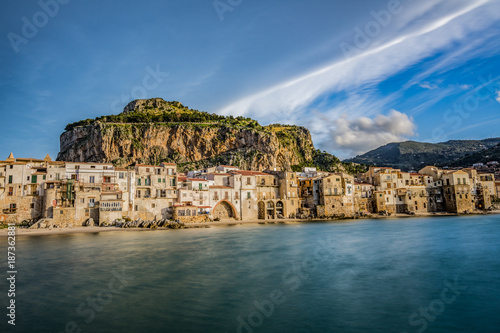 Il pittoresco borgo marinaro di Cefalù, Sicilia 