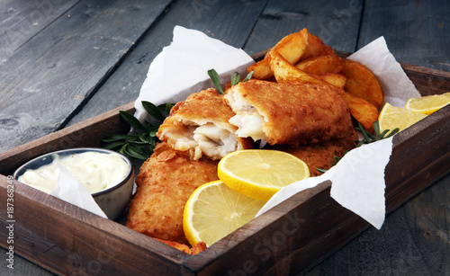 Foto traditional British fish and chips with potato and lemon
