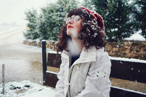 Chica joven con gafas disfrutando de la nieve
