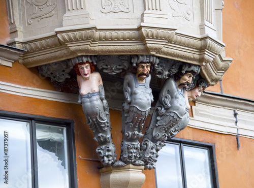 Fényképezés Figureheads on house in Stockholms Old Town