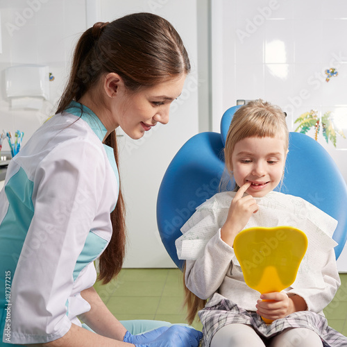 child at the children's dentist