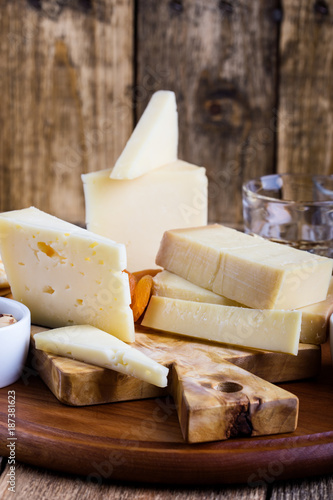 Photos Cheese platter with fruit jam, nuts and wine