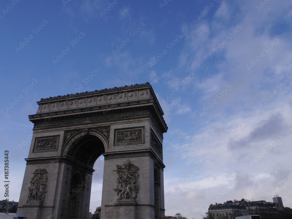 Arc de Triomphe blauer himmel