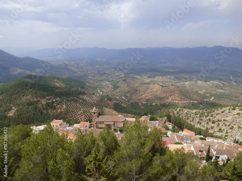 Paisaje de campos de Segura de la Sierra, pueblo de Jaén, en la comunidad autónoma de Andalucía (España) © VEOy.com