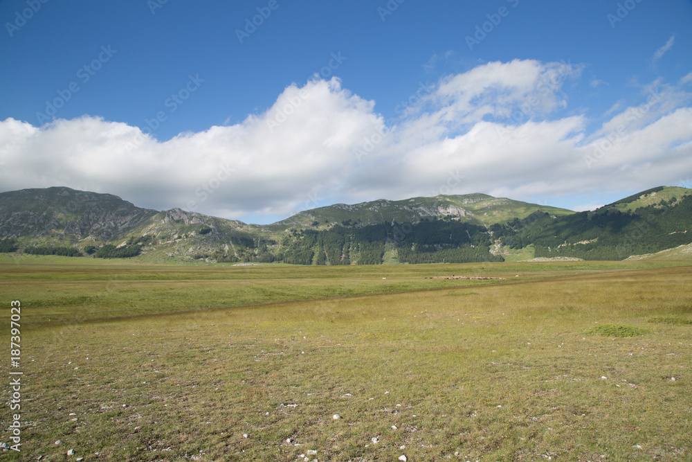 Fototapeta premium Paesaggio Gran Sasso d'Italia, Monte Siella, Monte San Vito