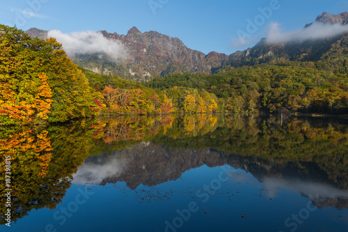 Fototapeta Naklejka Na Ścianę i Meble -  Kagami pond at Nagano prefecture in autumn