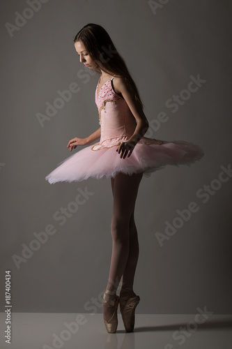 Fototapeta Naklejka Na Ścianę i Meble -  Beautiful Ballet Dancer