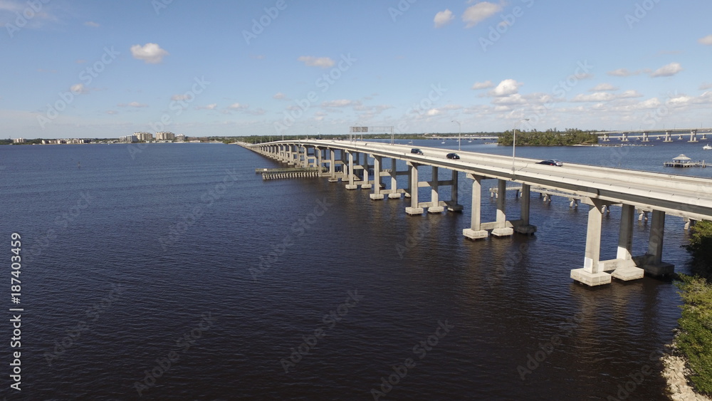 Obraz premium Midpoint Memorial Bridge