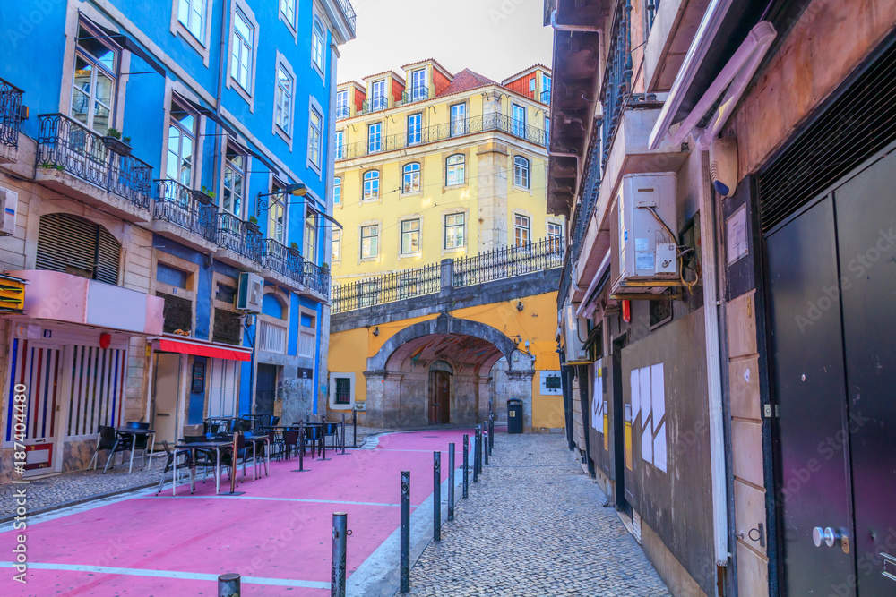 Fototapeta premium A rua cor-de-rosa pedestre Rua nova de Carvalho em Lisboa