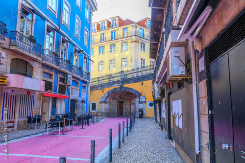 A rua cor-de-rosa pedestre Rua nova de Carvalho em Lisboa