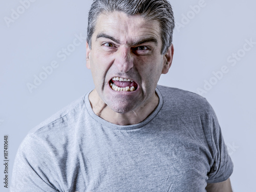 Fotografía portrait of 40s to 50s white angry and upset guy and crazy furious and aggressiv