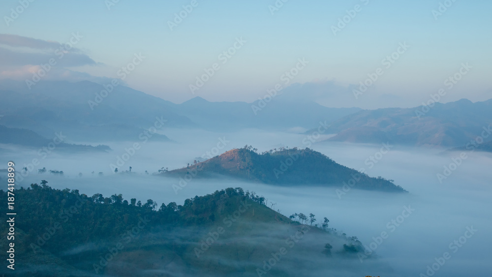 The mist covered the high mountains.