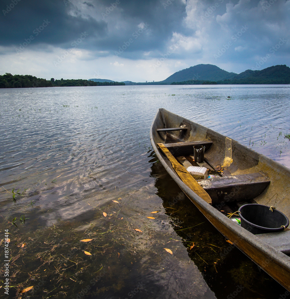 Obraz premium Boat Moored On Lake Against Sky During Sunset