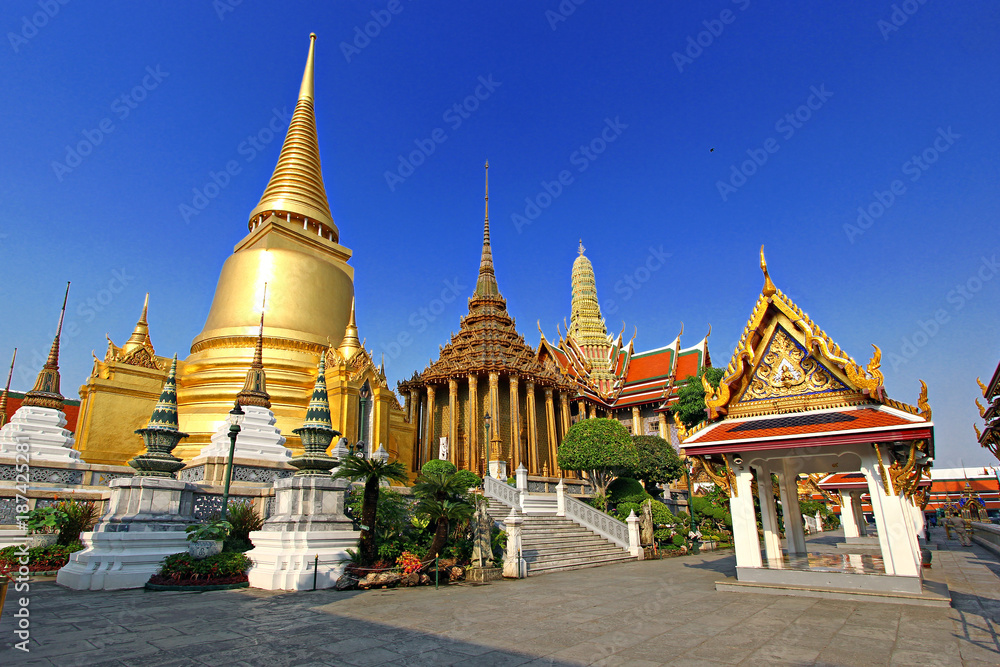 Obraz premium Temple of the Emerald Buddha at dusk, Wat Phra Kaew ,Thailand