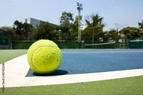 tennis ball on court © PRASERT