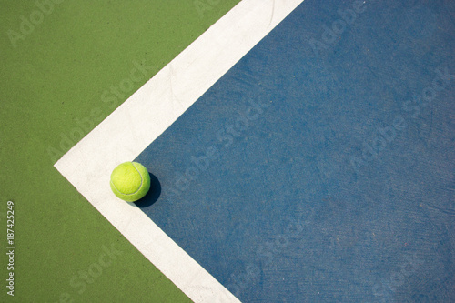 tennis ball on court © PRASERT