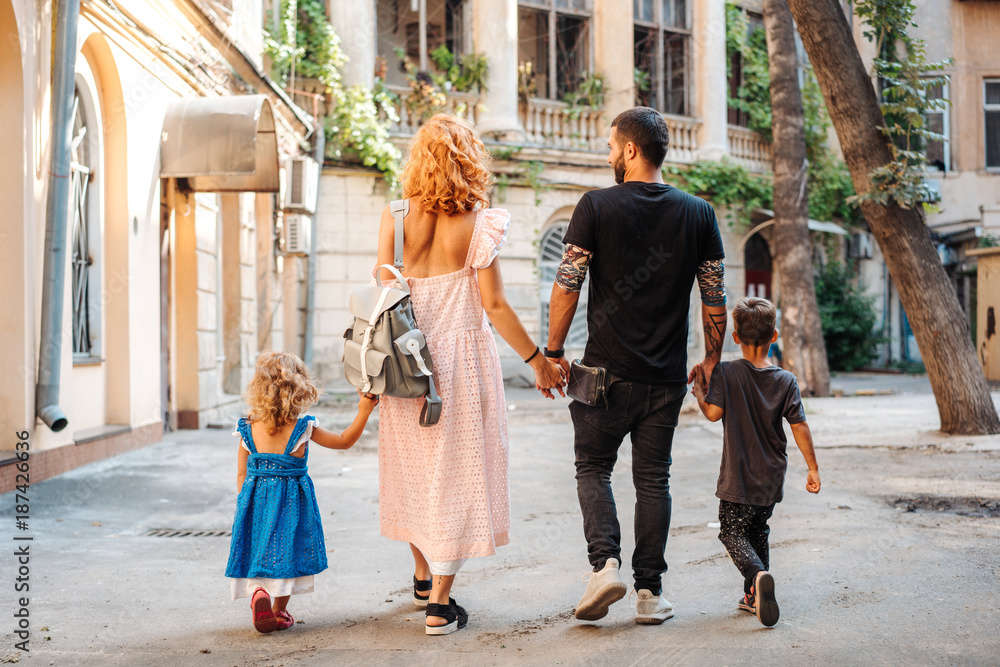 Obraz premium beautiful parents and their cute little kids
