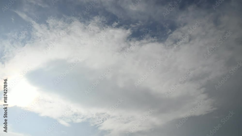 雲、太陽、鳥、4K。タイムラプス動画 雲、太陽、鳥、4K。タイムラプス動画