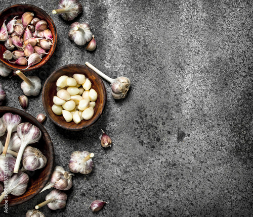 Peeled slices of fresh garlic in bowls.