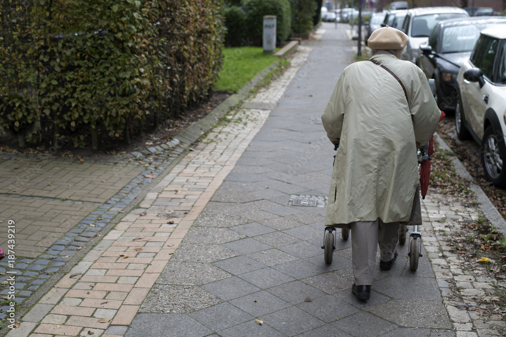 Seniorin mit Rollator Seniorin mit Rollator