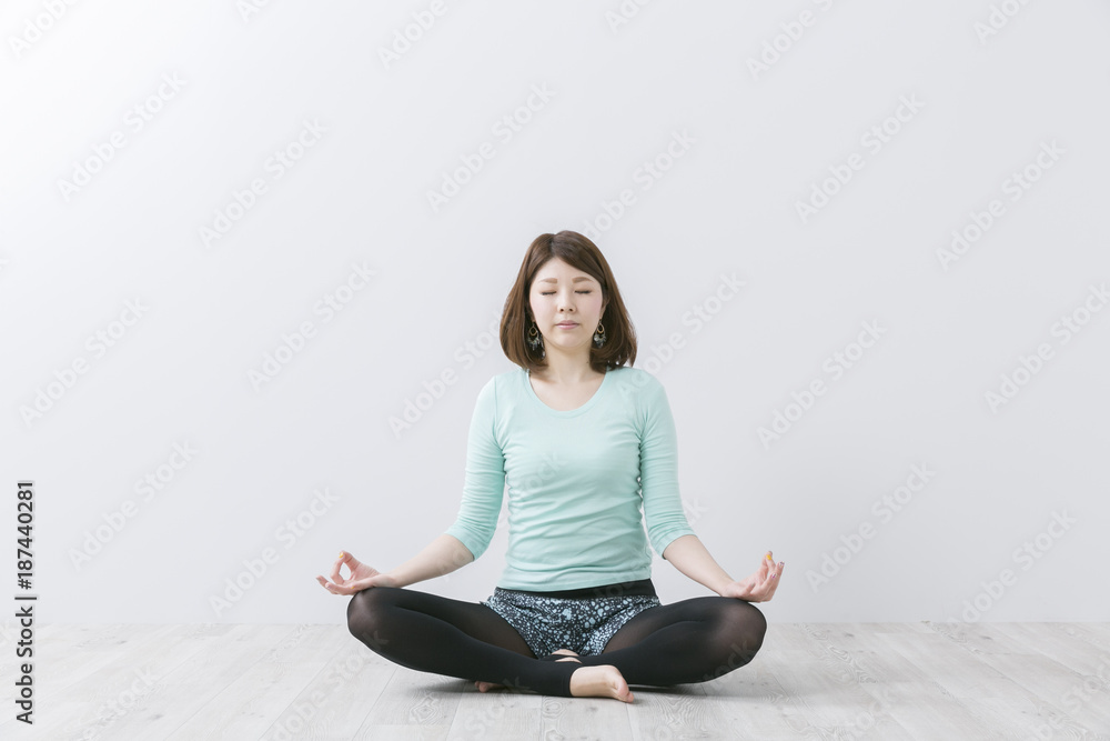 ヨガをする女性