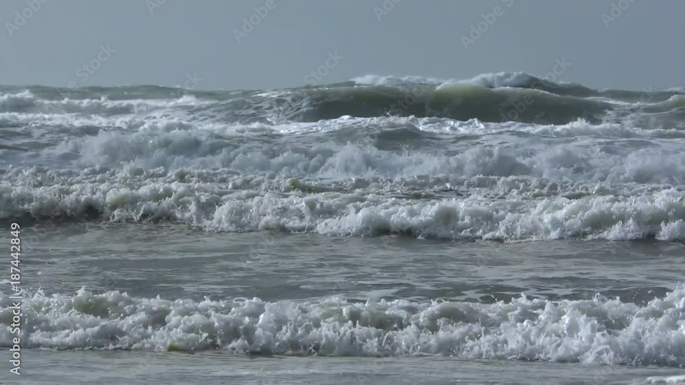 Vagues et rouleaux dans une mer agitée sur la plage de Quend-Plage Vagues et rouleaux dans une mer agitée sur la plage de Quend-Plage