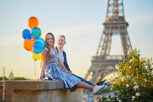 Couple with colorful balloons near the Eiffel tower © Ekaterina Pokrovsky