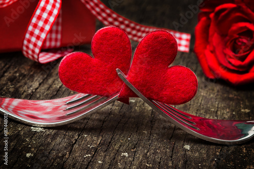Valentinstag, Herzen auf Gabeln vor Rose und Geschenk photo