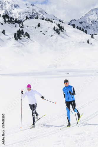 Wintersportler beim Langlaufen