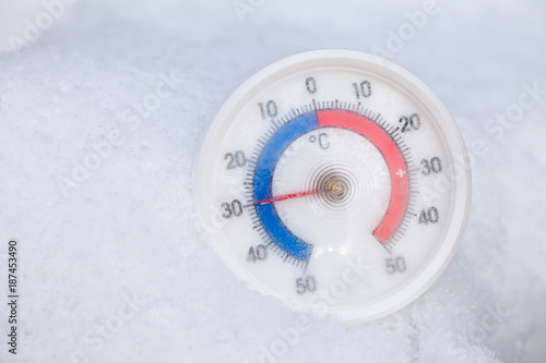 Foto Frozen thermometer shows minus 30 Celsius degree extreme cold winter weather con