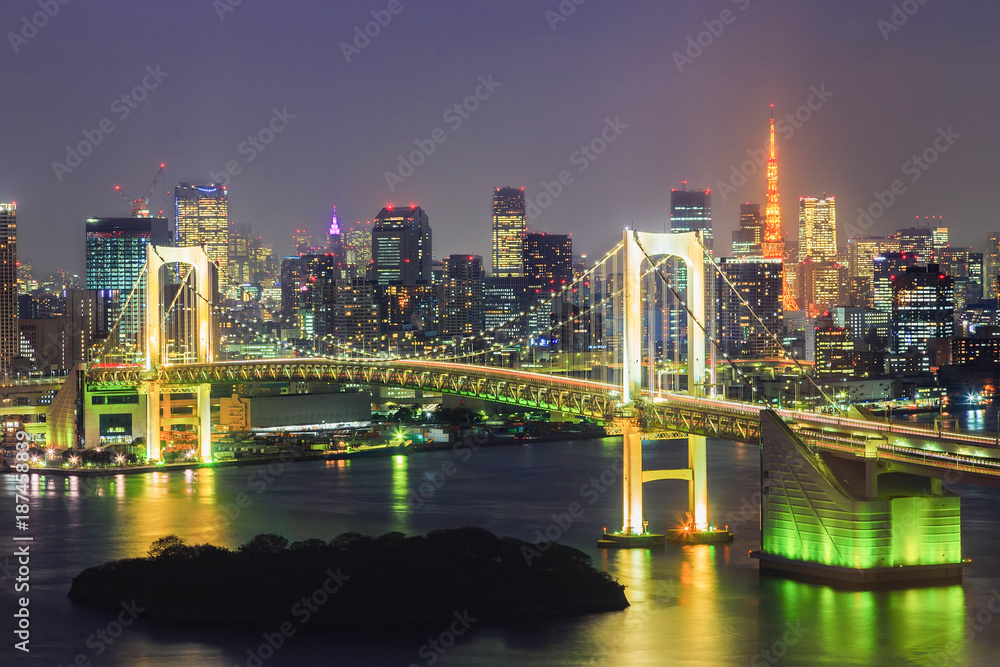 Obraz premium widok na Zatokę Tokijską, most Rainbow i punkt orientacyjny Tokyo Tower