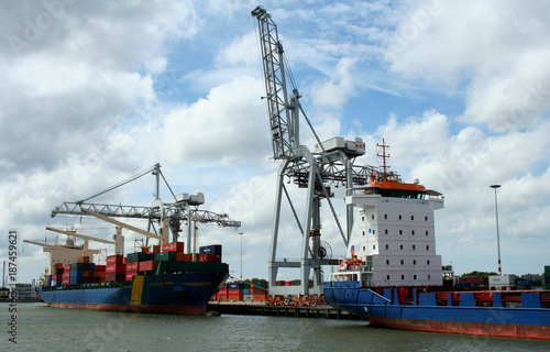 Loading and unloading in the Port of Rotterdam