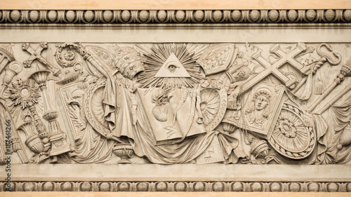 Foto Christian religious symbols with the eye of providence on a 19th century relief