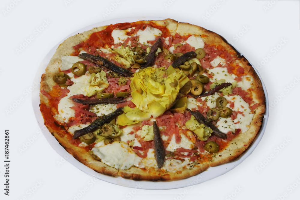 Pizza mit Tomaten, Käse, Oliven, Anchovis auf Teller Pizza mit Tomaten, Käse, Oliven, Anchovis auf Teller