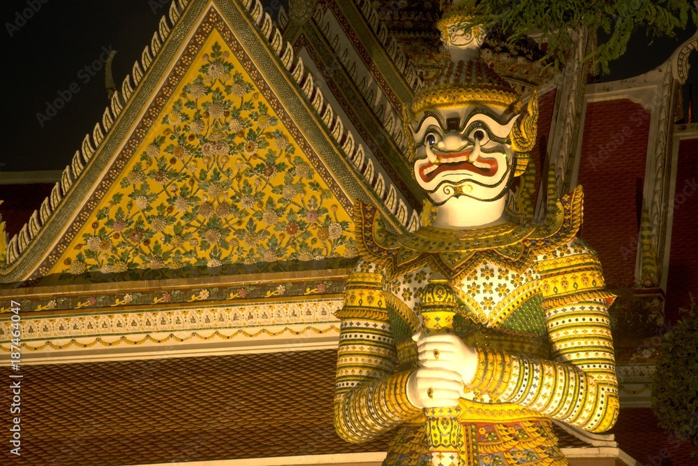 Fototapeta premium Night scene of Thai Giant guardian at front entrance of the 