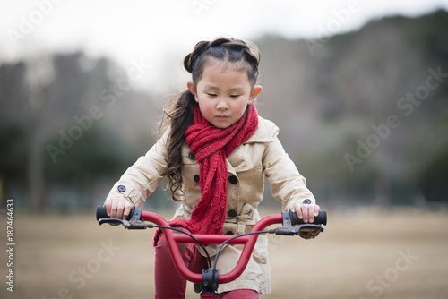 赤い自転車に乗る女の子
