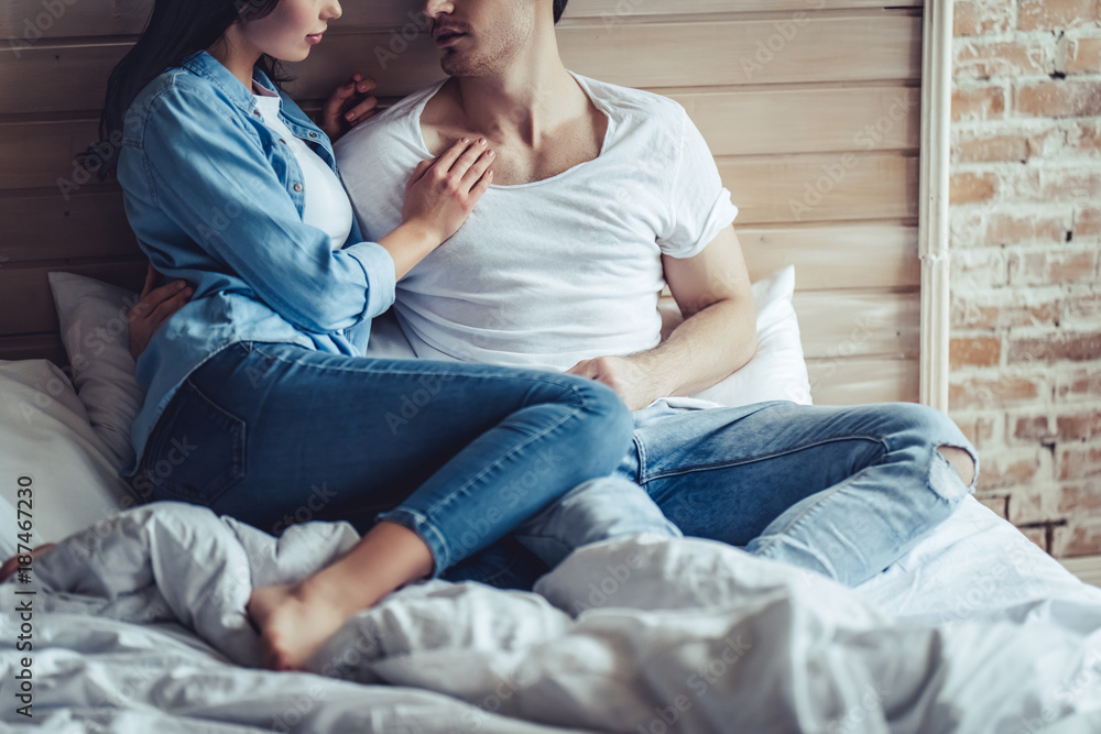 Obraz premium Couple in bedroom