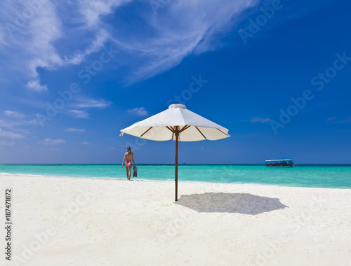 Bikinigirl auf einer Sandbank im Indischen Ozean   Malediven 