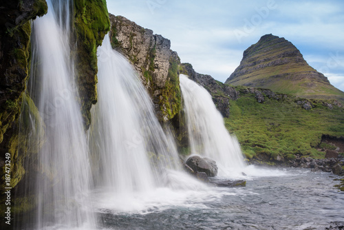 Fototapeta Naklejka Na Ścianę i Meble -  Kirkjufell waterfalls and mountain, Iceland