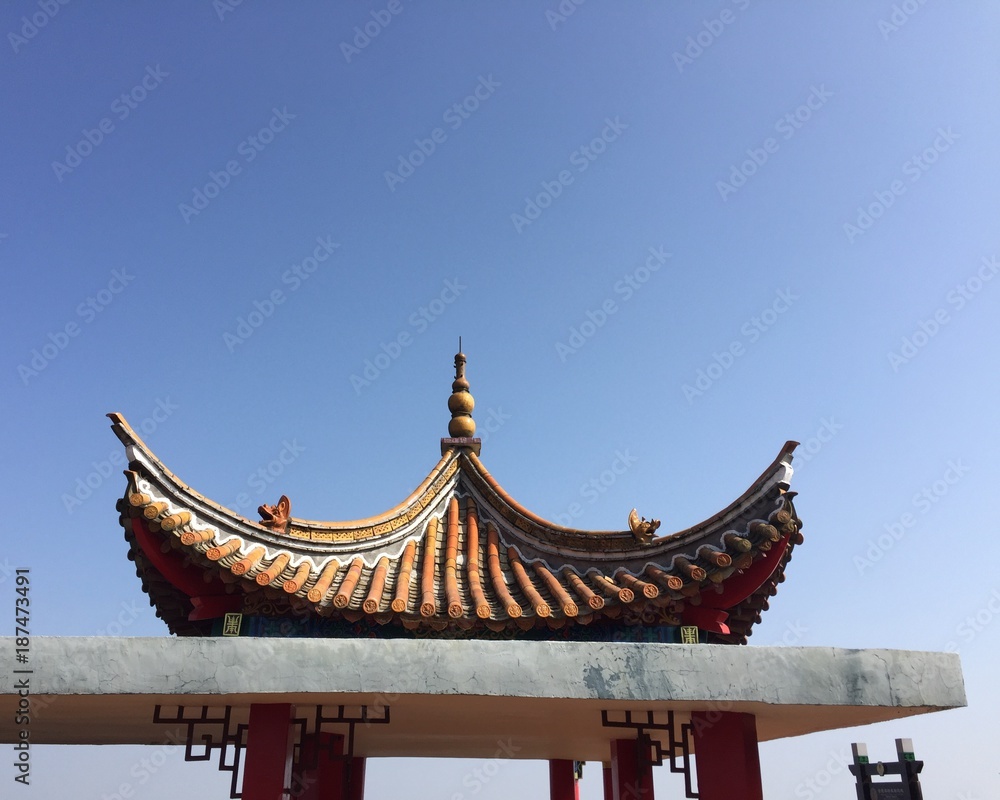 Fototapeta premium Isolated temple in the mountains (Kunming, Yunnan, China)