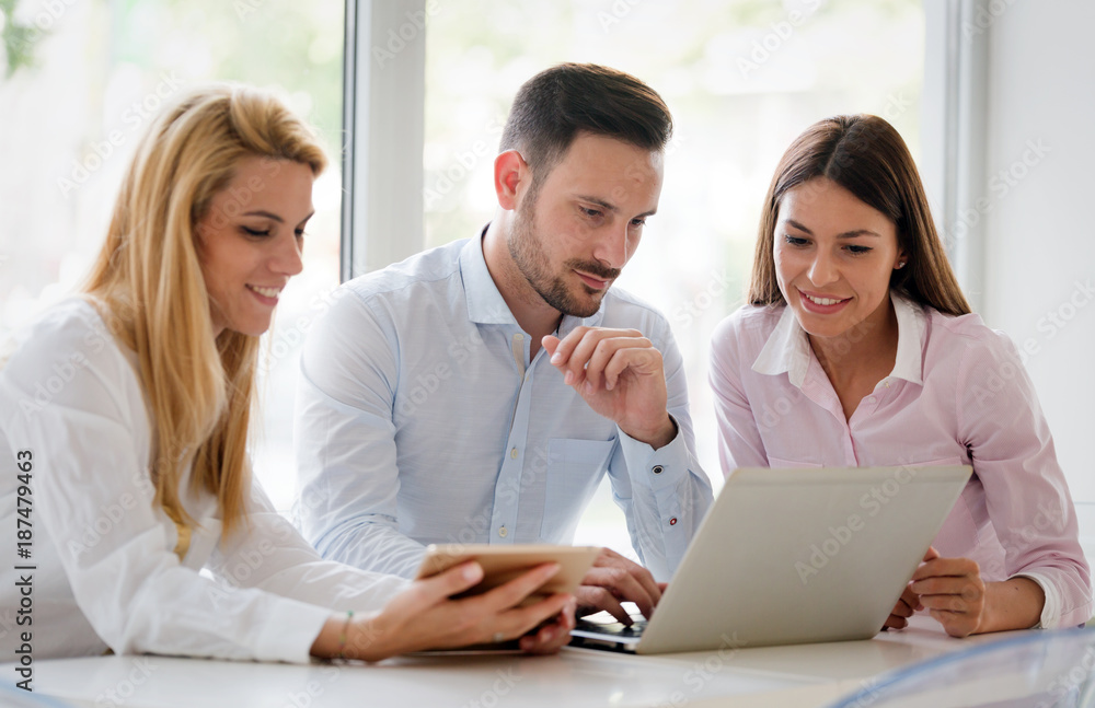 Obraz premium Business colleagues working together at office