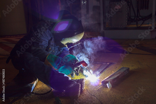 Foto Welder perform welding to the metal plate at roof floor of manufacturing factory