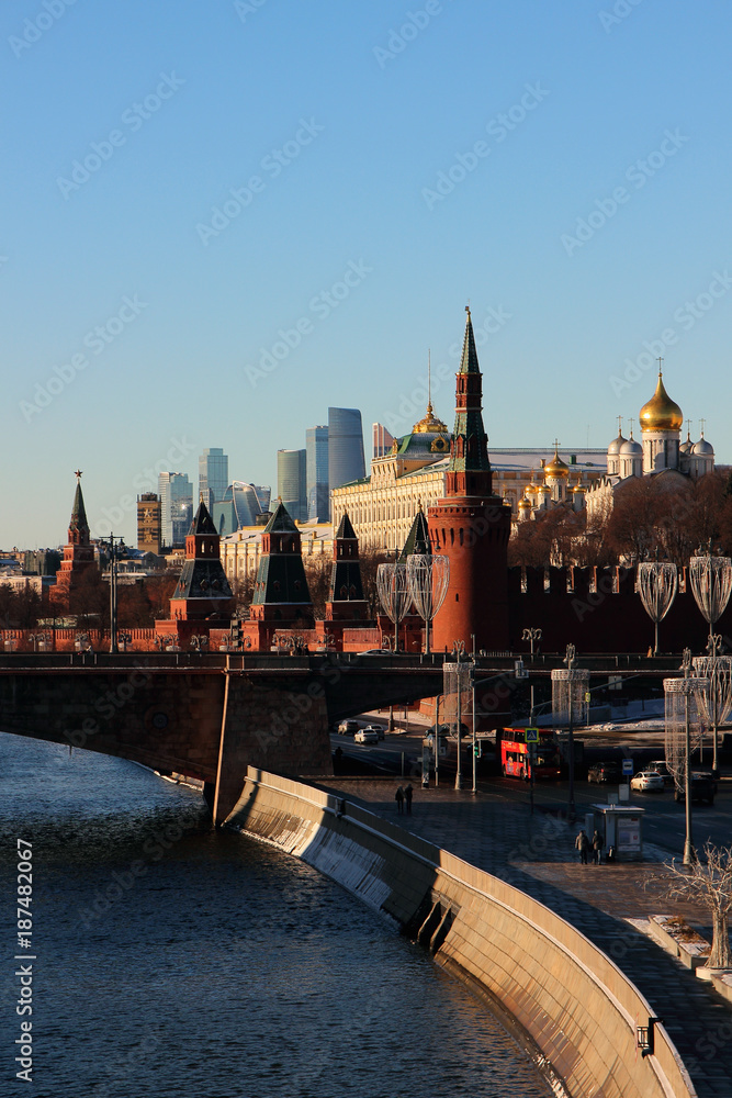 Fototapeta premium View of the Moscow Kremlin, a stone bridge and the Moscow River..