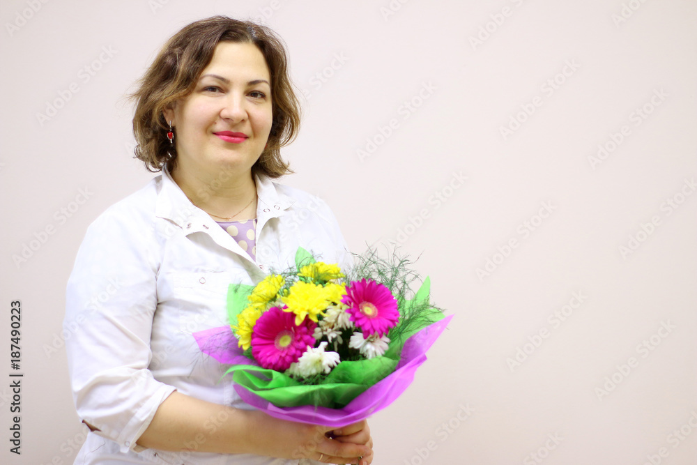 Женщина врач с цветами